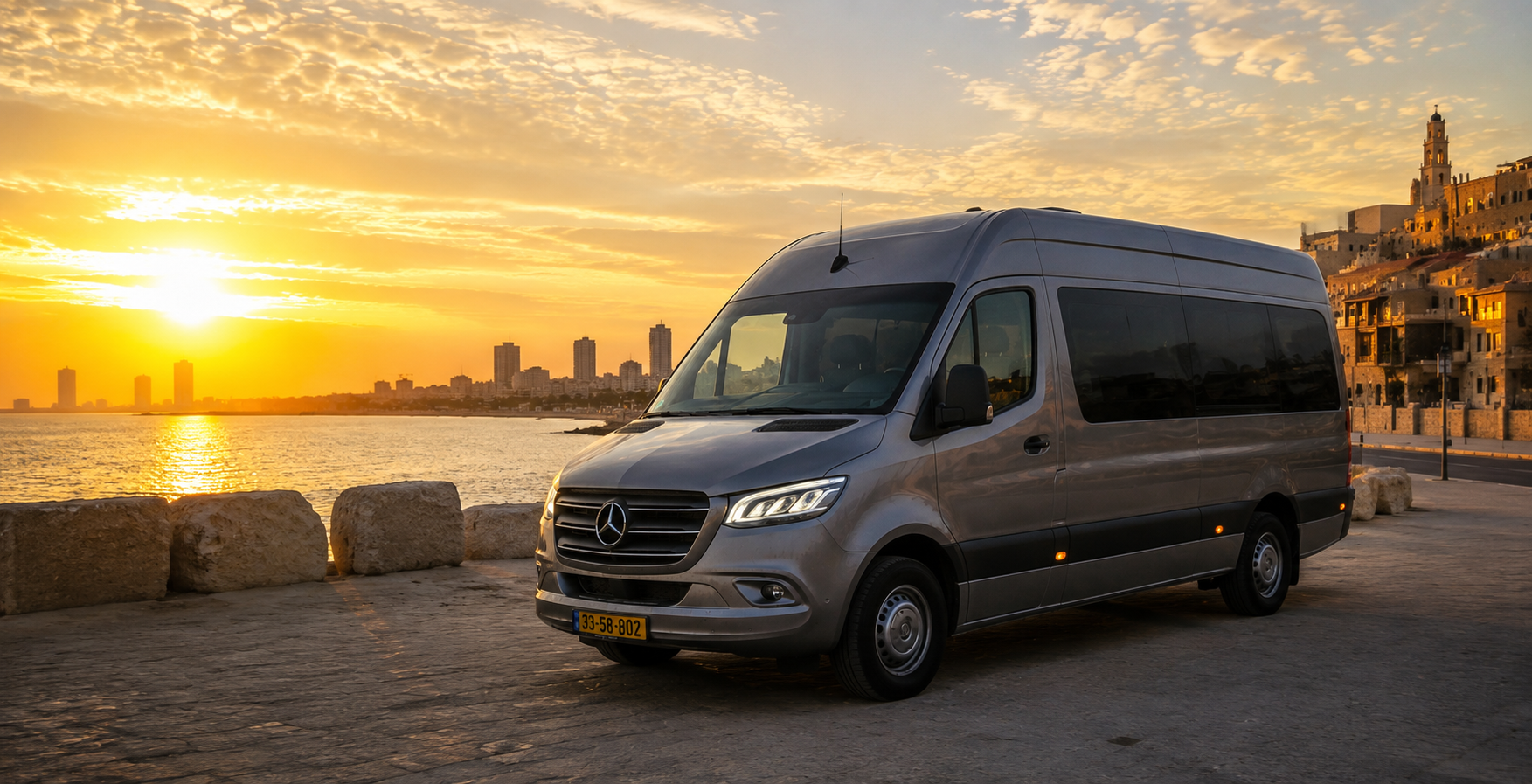Mercedes Sprinter au coucher de soleil face à la mer à Jaffa